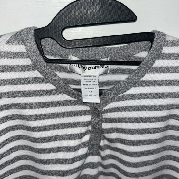 Cathy Daniels Short Sleeve Gray & White Striped short sleeve sweater size 1x - Picture 3 of 4